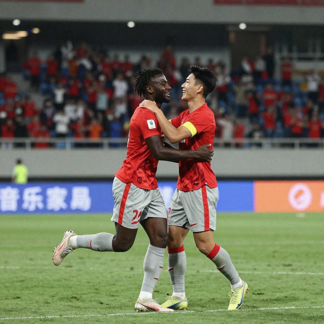 Kéo áo trong vòng cấm tại V.League: vì sao 128 tình huống chỉ có 24% tiếng còi