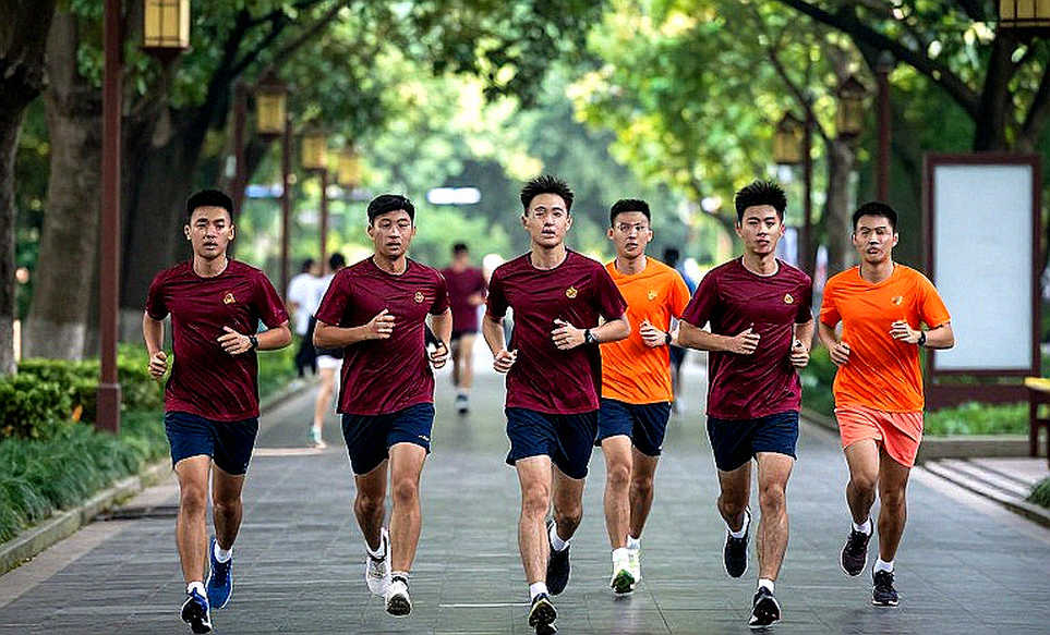 Chai bia không mở được trên khán đài: Nước Anh và cuộc tranh cãi luật năm 2026